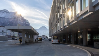 Der neue Busbahnhof neben dem neuen Dienstleistungsgebäude der Urner Kantonalbank.